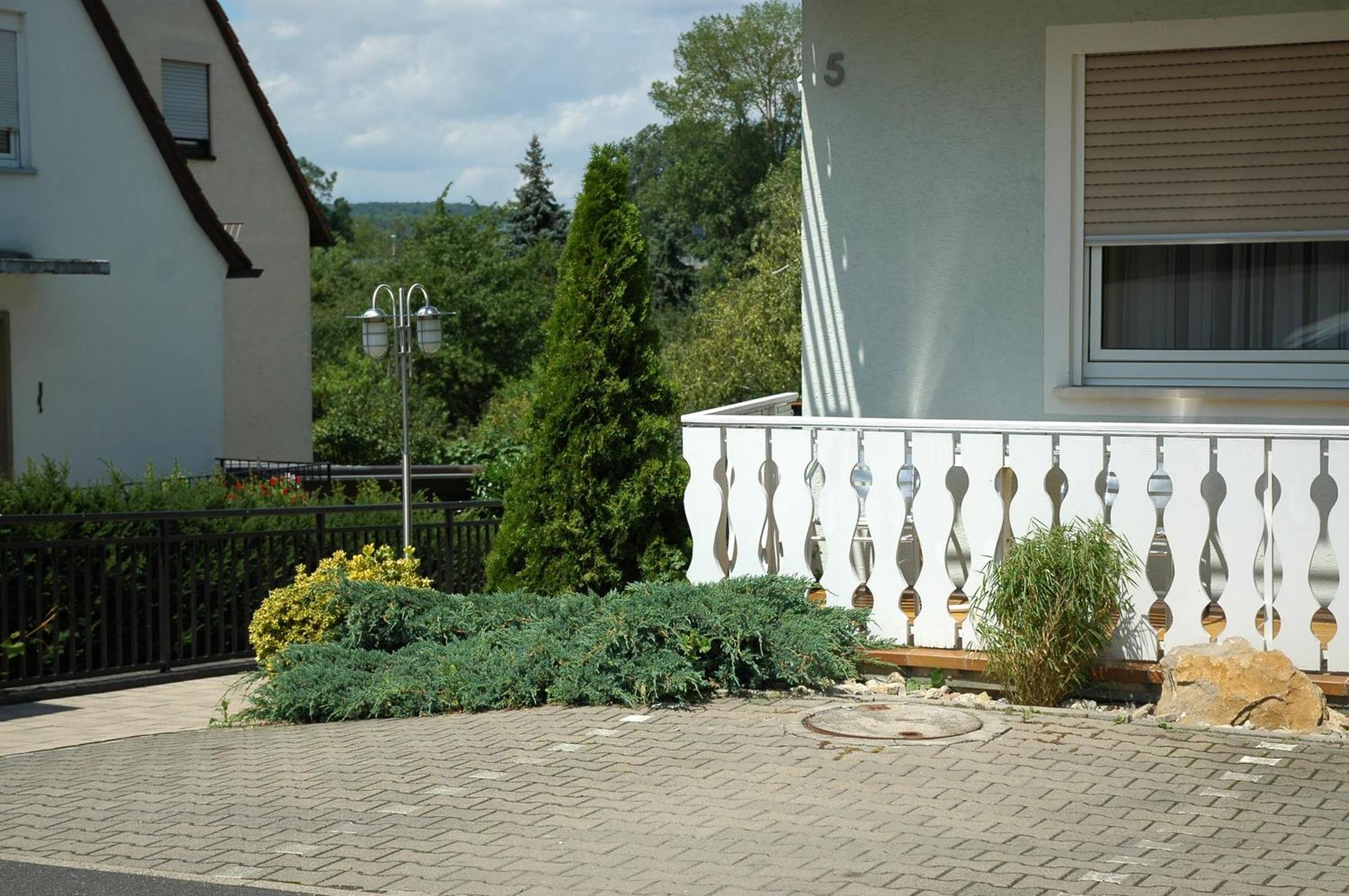 Hotel-Garni 'Zum Weinkrug' Sommerhausen Buitenkant foto